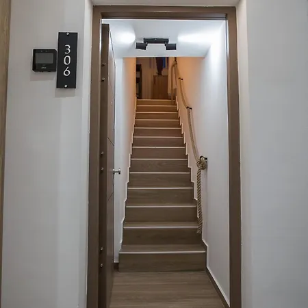 M Corner *